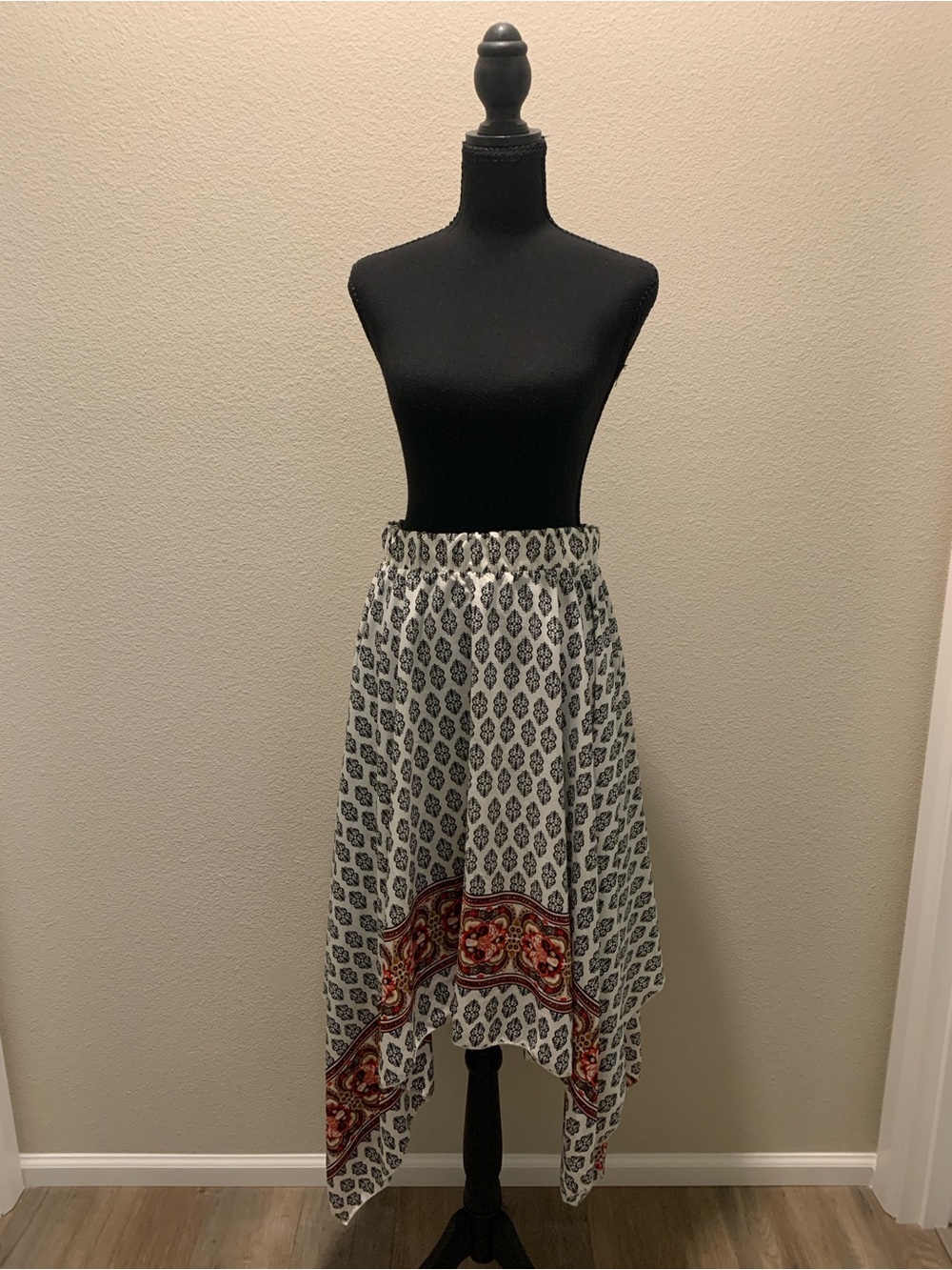 SJS White Paisley High-Low Skirt with Red Border (Size M)